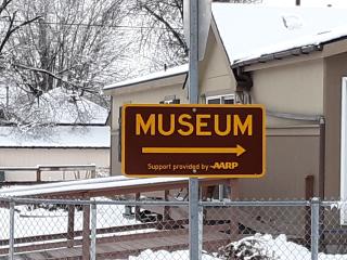 Sign pointing to museum.
