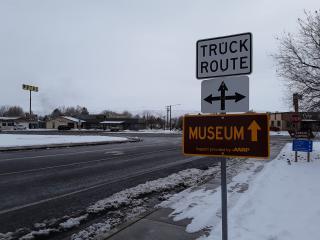 Sign pointing to museum.