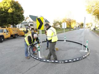 Installation of temporary roundabout in intersection.