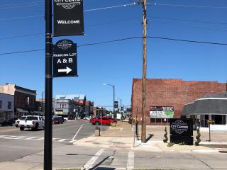 Intersection with pedestrian infrastructure, but no bicycling infrastructure.